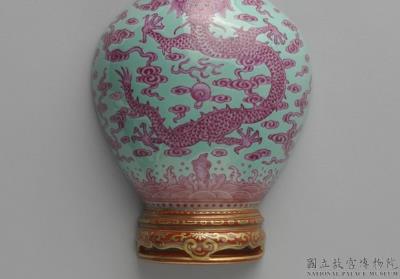 图片[2]-Hanging vase with handles and decoration of red waves and dragon in fencai polychrome enamels on a sky blue ground, Qing dynasty, Jiaqing reign (1796-1820)-China Archive